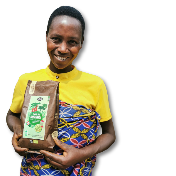 Louise Ndereyimana mit ihrem Kaffee aus Agroforst