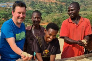 Thomas Hoyer mit Kaffee-Kooperativenmitglieder in Burundi
